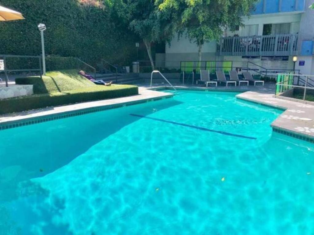 Tranquil Getaway With Pool & Balcony In Hollywood