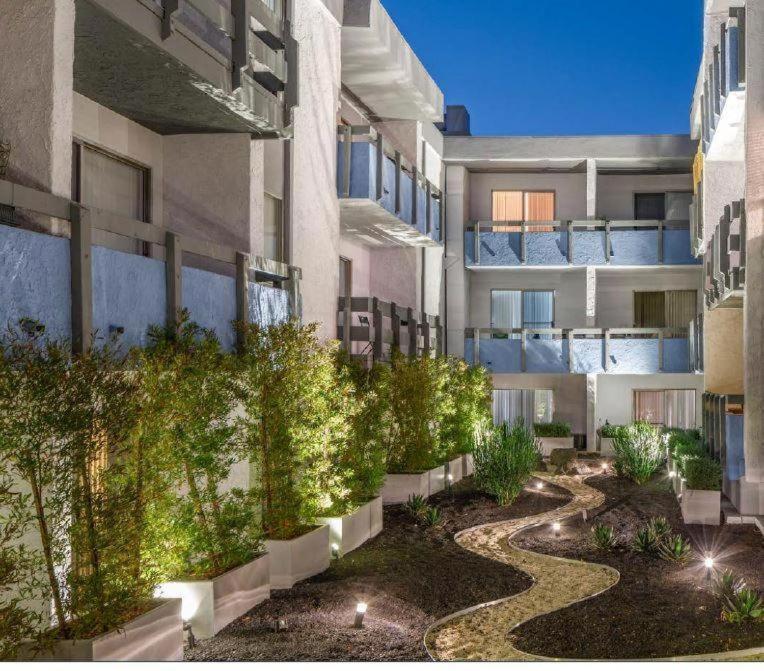 Tranquil Getaway With Pool & Balcony In Hollywood Apartment *